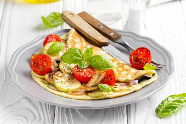 Kızarmış sebze, kabak, domates, soğan, mantar, ince haddelenmiş omlet lezzetli sağlıklı kahvaltı,