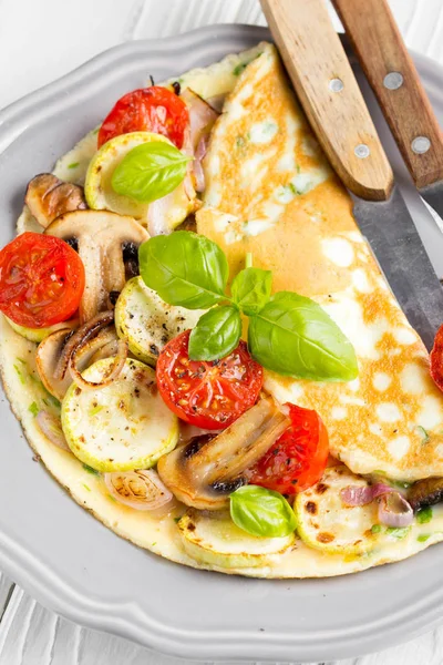 Tunn Varmvalsade Omelett Med Stekt Grönsaker Zucchini Tomat Lök Champinjoner — Stockfoto