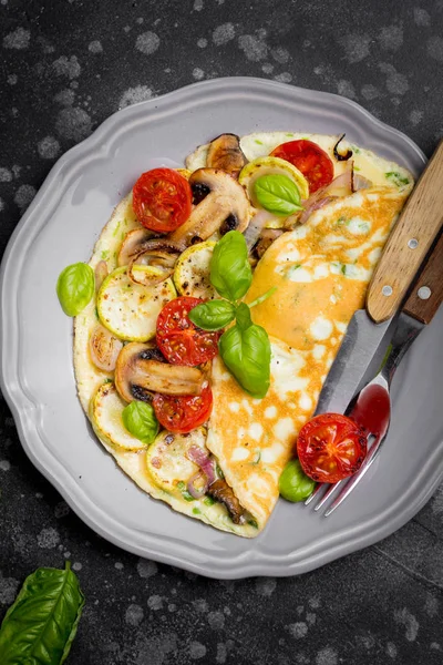 Kızarmış sebze, kabak, domates, soğan, mantar, ince haddelenmiş omlet lezzetli sağlıklı kahvaltı,