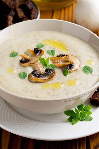 Mantar kremalı çorba krema, kruton karanlık ekmek, zeytin yağı, lezzetli sağlıklı gıda ile