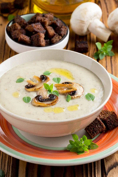 Mantar kremalı çorba krema, kruton karanlık ekmek, zeytin yağı, lezzetli sağlıklı gıda ile