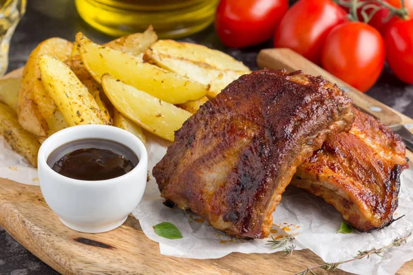 Barbekü soslu lezzetli piknik tabak kızarmış patates dilimleri ile et kaburga ızgara. Gemide yemek