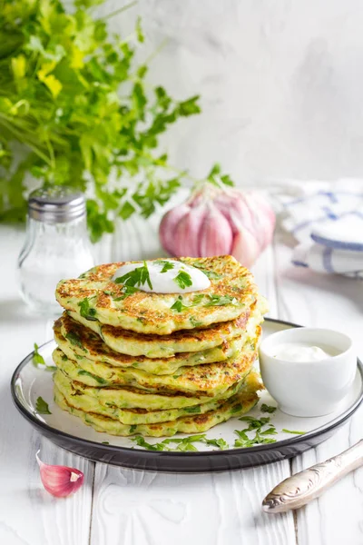 Zucchini Pancakes Parsley Sour Cream Summer Food Delicious Snack High — Stock Photo, Image