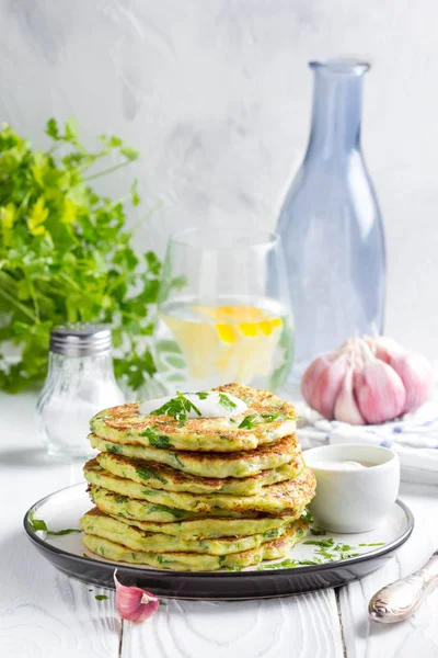 Kabak gözlemesi maydanoz ve ekşi krema, yaz yemek, lezzetli Aperatif. Beyaz ahşap üzerine bir tabak içinde yüksek yığını