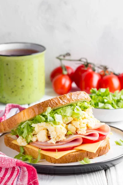Ham Sandwich Scrambled Egg Cheese Tomato Lettuce Delicious Healthy Breakfast — Stock Photo, Image
