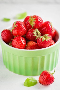 Yeşil Kupası, açık renkli, ev hasat, Bahçe taze sulu yaz berry küçük çilek
