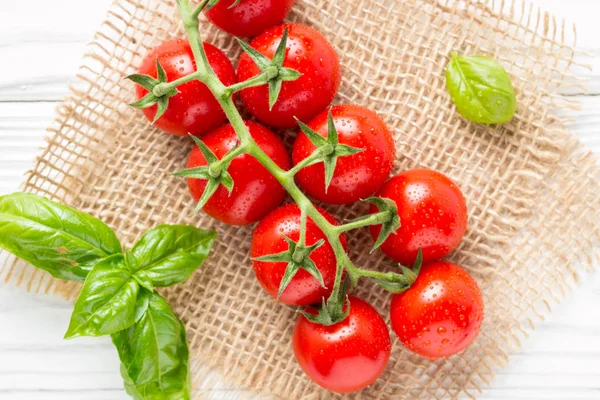 Tomates Cherry Una Rama Con Gotas Agua Macro Primer Plano — Foto de Stock