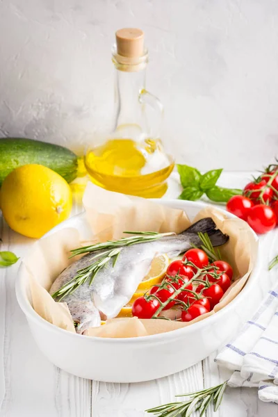 Koken Diner Rauwe Witte Forel Vissen Een Ovenschaal Met Courgette — Stockfoto