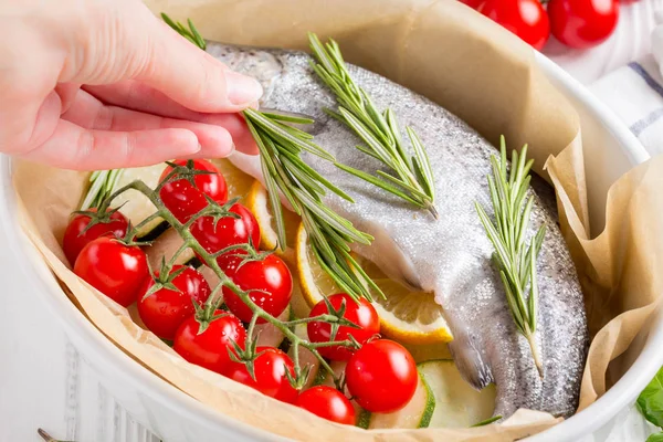 Koken Diner Rauwe Witte Forel Vissen Een Ovenschaal Met Courgette — Stockfoto