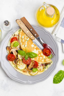 Kızarmış sebze, kabak, domates, soğan, mantar, ince haddelenmiş omlet lezzetli sağlıklı kahvaltı,