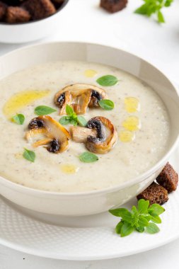 Mantar kremalı çorba krema, kruton karanlık ekmek, zeytin yağı, lezzetli sağlıklı gıda ile