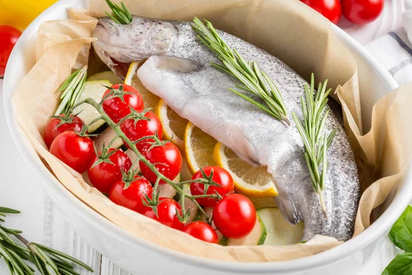 Koken Diner Rauwe Witte Forel Vissen Een Ovenschaal Met Courgette — Stockfoto