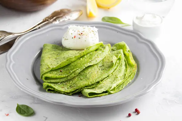 Green Thin Pancakes Spinach Poached Egg Sour Cream Lemon Aromatic — Stock Photo, Image