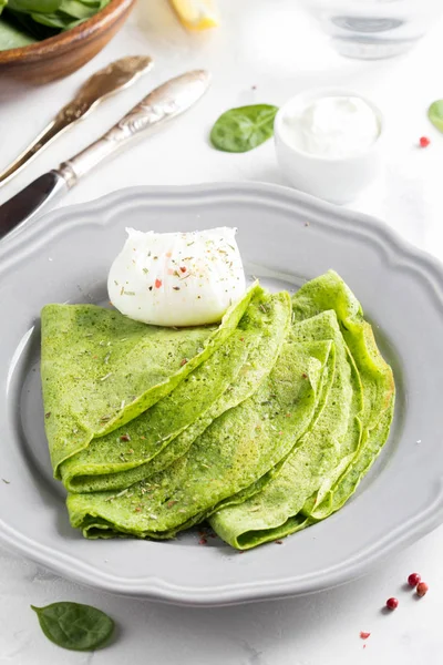 Green Thin Pancakes Spinach Poached Egg Sour Cream Lemon Aromatic — Stock Photo, Image