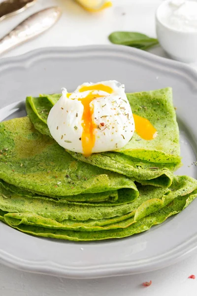 Panqueques Verdes Delgados Con Espinacas Huevo Escalfado Crema Agria Limón — Foto de Stock