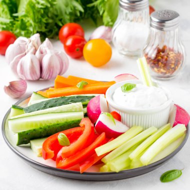 Lezzetli sebze salatalık, biber, havuç, kereviz ve turp beyaz sos ile ekşi krema, yoğurt, otlar sopa.