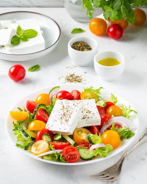 Lekkere Griekse Salade Met Kleurrijke Cherry Tomaten Rood Geel Komkommer — Stockfoto