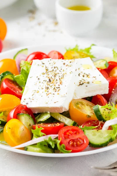 Lekkere Griekse Salade Met Kleurrijke Cherry Tomaten Rood Geel Komkommer — Stockfoto