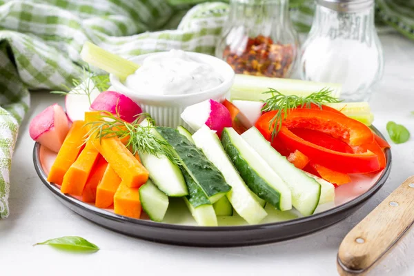 Sabrosos Palitos Pepino Pimienta Zanahorias Apio Rábanos Con Salsa Blanca —  Fotos de Stock