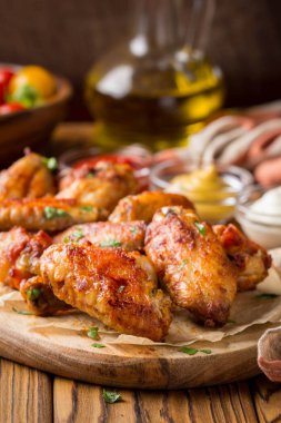 Ketçap ve hardal sosları ahşap oyun tahtası ile ızgara tavuk kanatları. Geleneksel pişmiş Barbekü buffalo