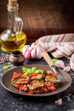 Kızarmış patlıcan dilimleri ile domates, otlar ve sarımsak, lezzetli vejetaryen yaz Aperatif. Izgara patlıcan