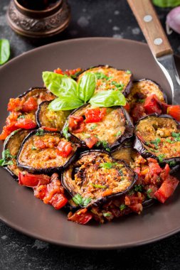 Kızarmış patlıcan dilimleri ile domates, otlar ve sarımsak, lezzetli vejetaryen yaz Aperatif. Izgara patlıcan