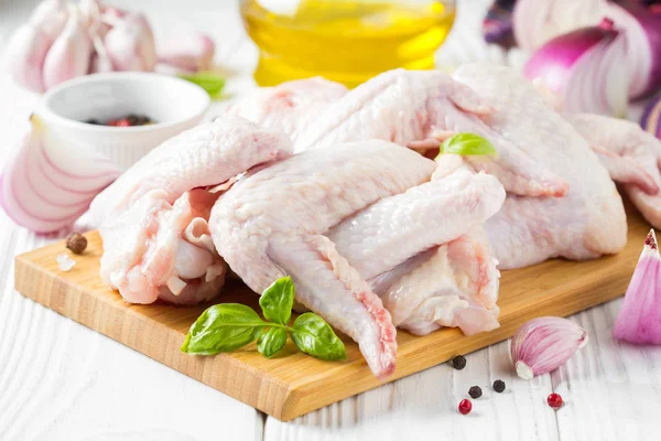 Raw Chicken Wings Cutting Board Ingredients Cooking Spices Onion Oil — Stock Photo, Image