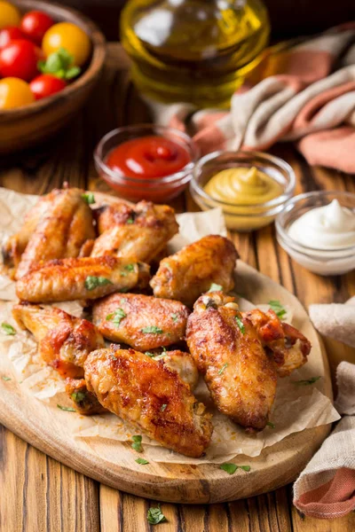 Grilled Chicken Wings Ketchup Mustard Sauces Wooden Board Traditional Baked — Stock Photo, Image