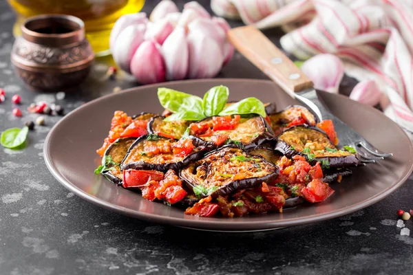 Fatias Berinjela Fritas Com Tomates Ervas Alho Saboroso Lanche Vegetariano — Fotografia de Stock