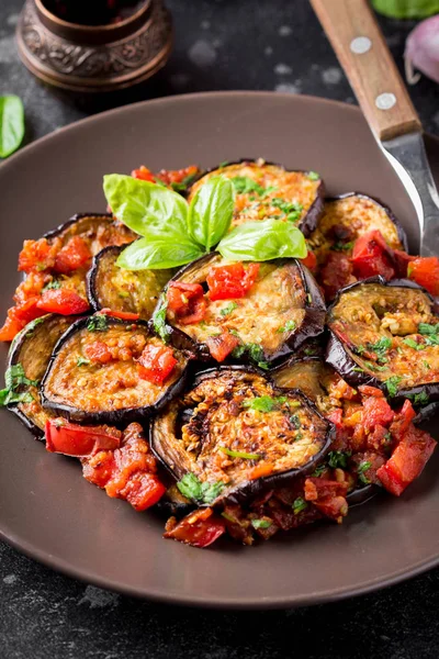 Kızarmış patlıcan dilimleri ile domates, otlar ve sarımsak, lezzetli vejetaryen yaz Aperatif. Izgara patlıcan