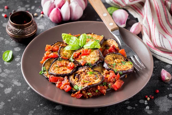 Fatias Berinjela Fritas Com Tomates Ervas Alho Saboroso Lanche Vegetariano — Fotografia de Stock