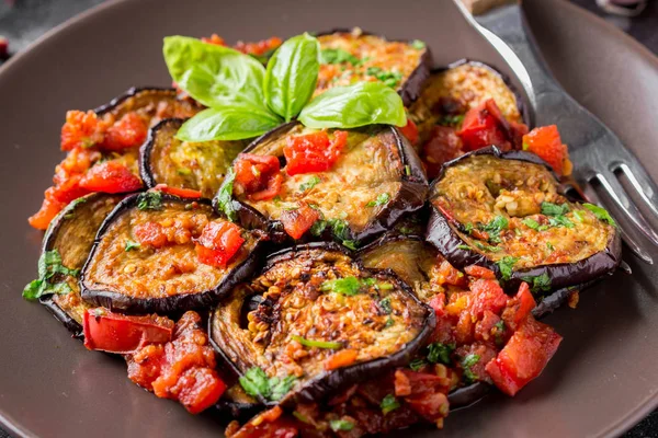 Gebakken Aubergine Plakjes Met Tomaten Kruiden Knoflook Smakelijke Vegetarische Zomer — Stockfoto