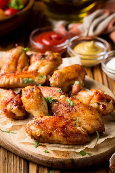 Ketçap ve hardal sosları ahşap oyun tahtası ile ızgara tavuk kanatları. Geleneksel pişmiş Barbekü buffalo