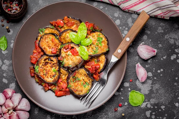 Kızarmış patlıcan dilimleri ile domates, otlar ve sarımsak, lezzetli vejetaryen yaz Aperatif. Izgara patlıcan