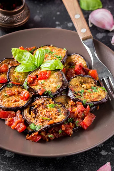 Gebakken Aubergine Plakjes Met Tomaten Kruiden Knoflook Smakelijke Vegetarische Zomer — Stockfoto