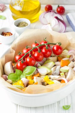 Beyaz mantar ile pişmiş sebze hazırlanması. Kabak, domates bir şube, kırmızı soğan, biber ve sarımsak. Lezzetli garnitür, Vejetaryen gıda, sağlıklı beslenme