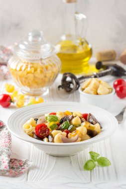 İtalyan pasta kızarmış sebze ve mantar, kabak, domates, champignon, peynir, soğan ve fesleğen. Beyaz tabak