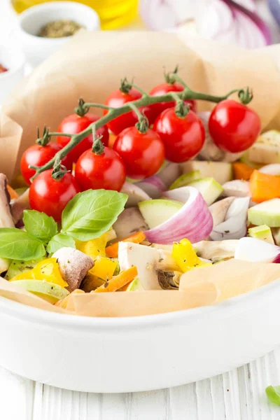 Preparazione Verdure Forno Con Funghi Bianco Zucchine Pomodorini Ramo Cipolle — Foto Stock