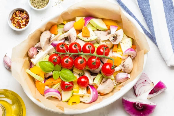 화이트에 버섯과 구운된 합니다 마늘에 토마토 채식주의 다이어트 — 스톡 사진