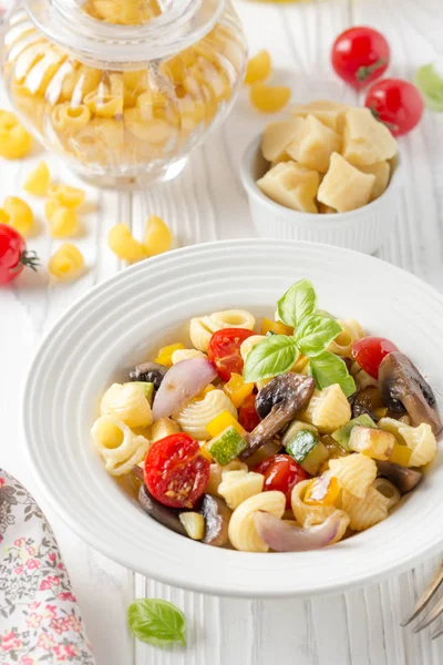 Massa Italiana Com Legumes Fritos Cogumelos Abobrinha Tomate Cereja Champignon — Fotografia de Stock