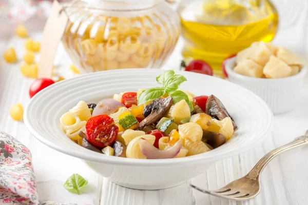 意大利面食 配有油炸蔬菜和蘑菇 西葫芦 樱桃西红柿 洋葱和罗勒 — 图库照片