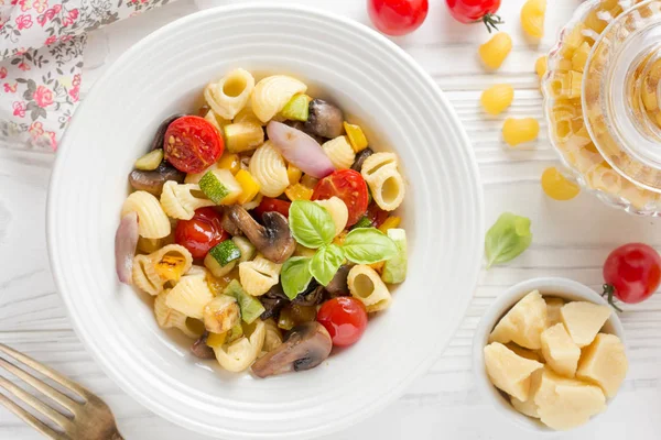 Italienische Pasta Mit Gebratenem Gemüse Und Pilzen Zucchini Kirschtomaten Champignon — Stockfoto