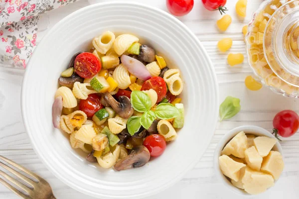 Italské Těstoviny Restovanou Zeleninou Žampiony Cuketa Cherry Rajčata Žampióny Sýr — Stock fotografie