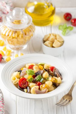 İtalyan pasta kızarmış sebze ve mantar, kabak, domates, champignon, peynir, soğan ve fesleğen. Beyaz tabak