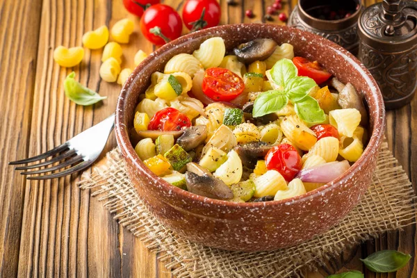 Olasz Tészta Sült Zöldségekkel Gomba Cukkini Cseresznye Paradicsom Csiperkegomba Sajt — Stock Fotó