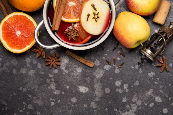 Przygotowaniu Czerwone Wino Grzane Pomarańcza Jabłko Cynamon Hydromasażem Pikantne Jesień — Zdjęcie stockowe