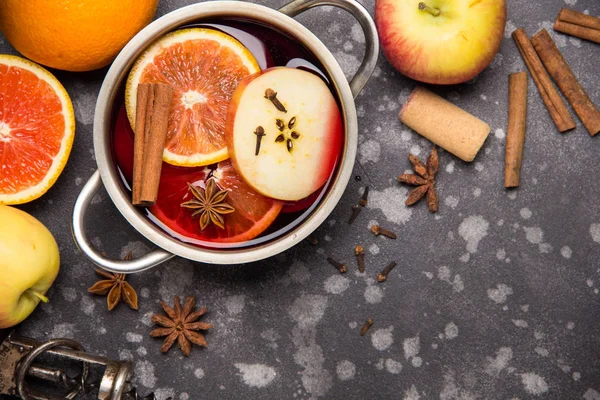 Preparação Vinho Tinto Quente Com Laranja Maçã Canela Banheira Bebida — Fotografia de Stock