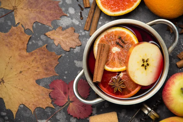 Příprava Červeného Svařeného Vína Pomerančem Jablko Skořice Vana Pikantní Podzim — Stock fotografie