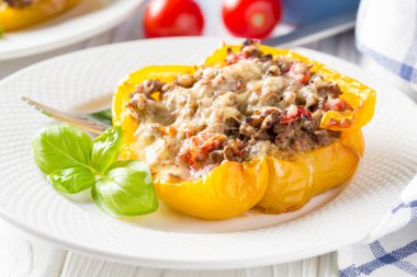 Sarı bell biber dolması, doldurma sebze ve peynir ile sığır eti güveç. Hafif ahşap arka plan