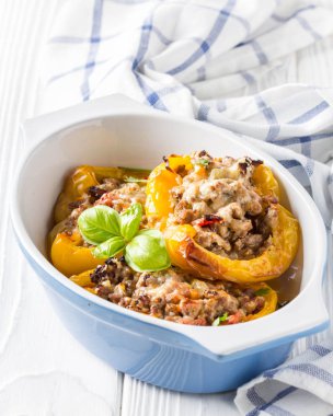 Sarı bell biber dolması, doldurma sebze ve peynir ile sığır eti güveç. Hafif ahşap arka plan